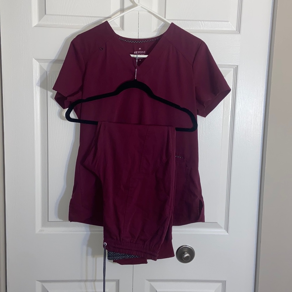 Beyoni scrub set size medium in maroon